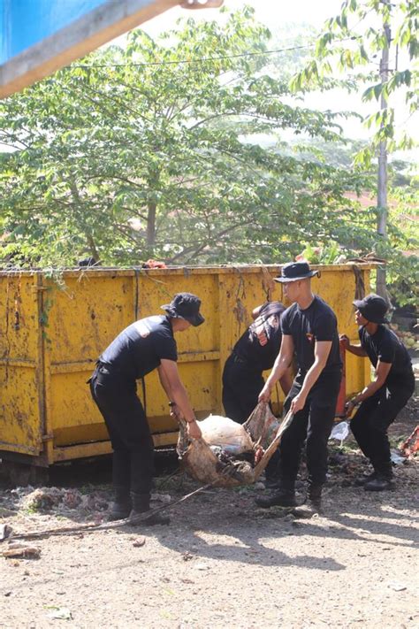 Begini Cara Brimob Bone Tuntaskan Masalah Sampah Di Pasar Sentral