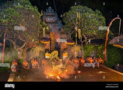 Kecak tradition feuertanz Fotos und Bildmaterial in hoher Auflösung