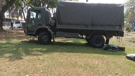 Entenda por que caminhão do Exército está estacionado em praça de