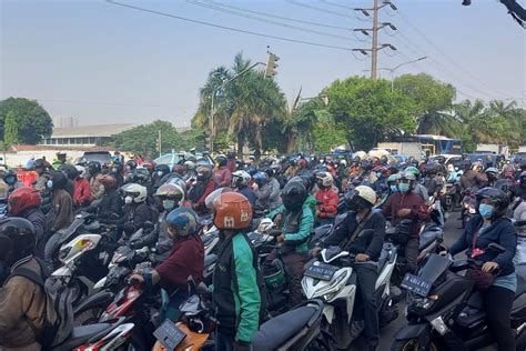 Foto Update PPKM Darurat Pos Penyekatan Jembatan Pesing Digeser Ke