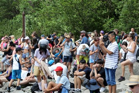 Tatry Tłumy turystów nad Morskim Okiem Niestraszne im upały i