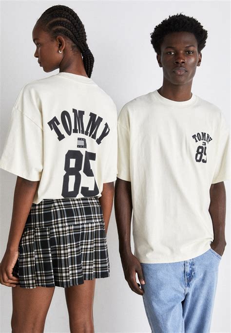 Tommy Jeans Archive Graphic Tee Unisex Marškinėliai Su Spaudiniu