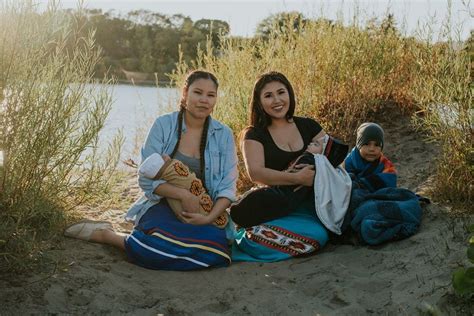 breastfeeding photo series challenges stereotypes  indigenous parents