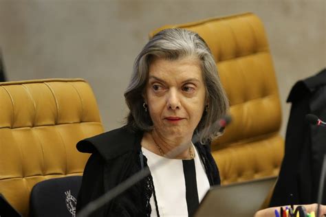 Cármen Lúcia encaminha à PGR pedido de investigação contra Bolsonaro