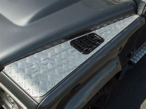 LAND ROVER DEFENDER SILVER ALUNINIUM WING TOP CHEQUER PLATE PAIR RST