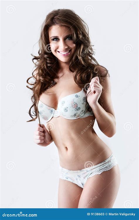 Het Glimlachen Rondborstige Brunette In Witte Lingerie Stock Afbeelding