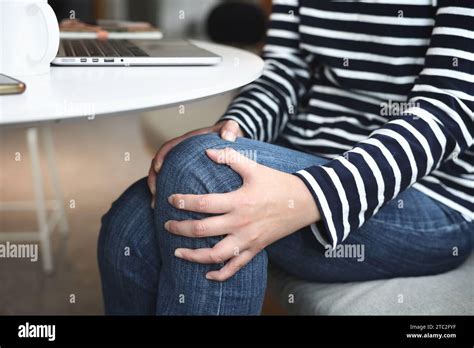 A Woman Suffering From Knee Pain She Grabbed Her Knee With Both Hands