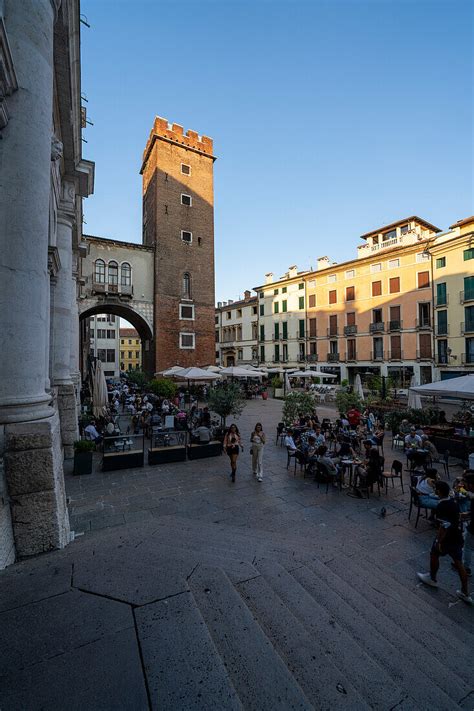 Blick über den Piazza delle Erbe neben Bild kaufen 71373886