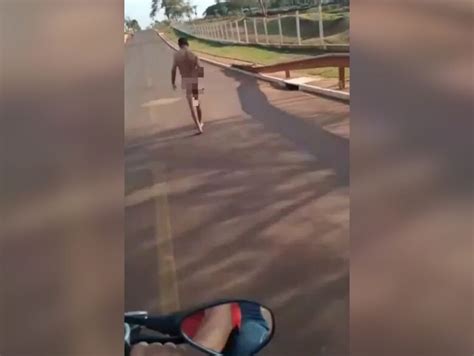 V Deo Homem Flagrado Andando Pelado No Meio Da Rua Em Ponta Por