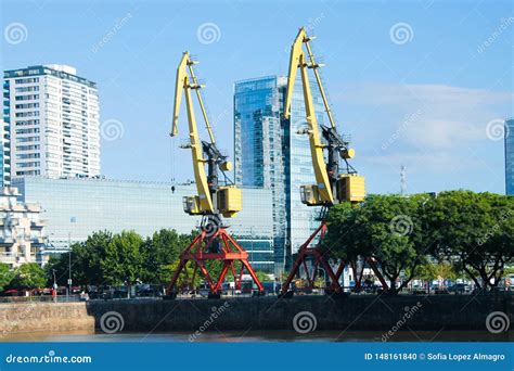 Detalle De La Ciudad Del Detalle De Puerto Madero Industrial Foto De