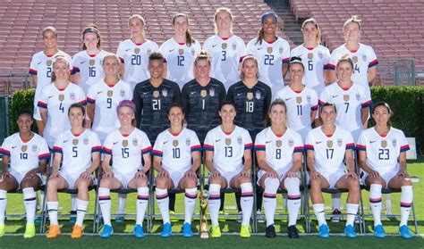 the women's soccer team is posing for a photo