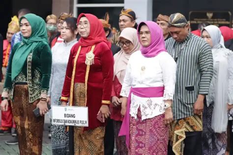 Seru Pegawai Kominfo Jatim Kenakan Baju Adat Saat Peringati Hari