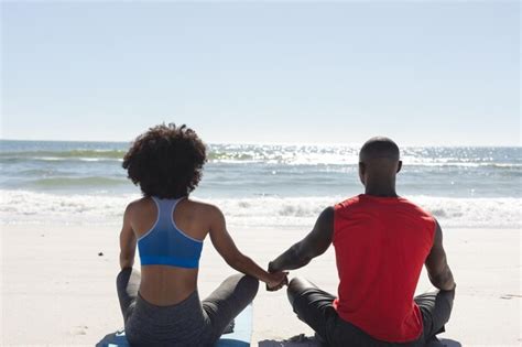 Vista Traseira Do Casal Afro Americano Em Forma Praticando Medita O