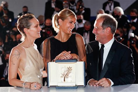 Photo Julia Ducournau Palme D Or Pour Titane Vincent Lindon