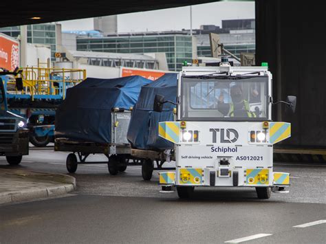 Schiphol tests self-driving baggage tractor