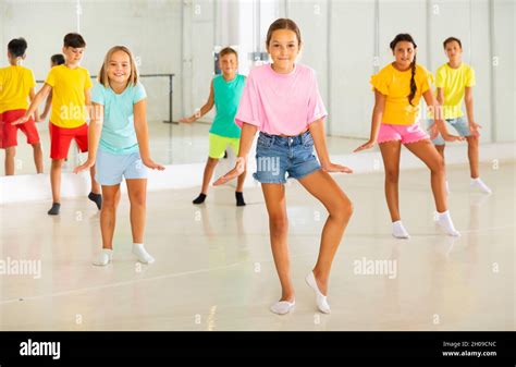 Felices Ni Os Que Se Diviertan En El Estudio De Coreograf A Durante La