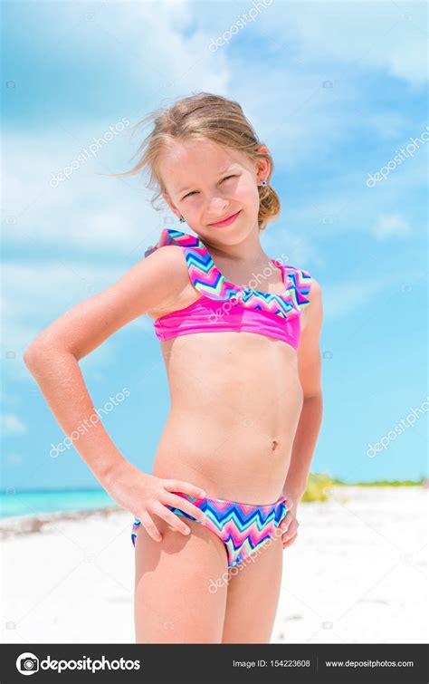 Retrato De Menina Ador Vel Na Praia Durante As F Rias De Ver O