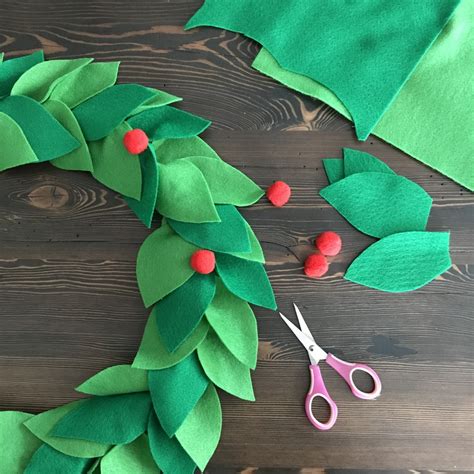 How to make a Festive Felt Christmas wreath - northstory + co.