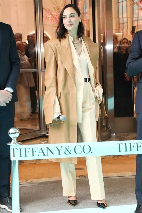 Gal Gadot Wears Chic And Elegant Khaki Coat At Tiffany Event Inews