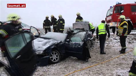 Zwei Schwerverletzte Bei Verkehrsunfall Auf Paschinger Stra E Youtube