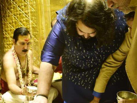 Mukesh Ambani Son Anant Ambani And His Wife Radhika Was Visit Varanasi