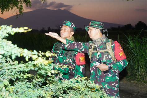 Pangdivif Kostrad Tinjau Latihan Penerjunan Yonif Para Raider