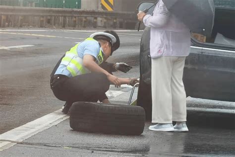 轿车高速路上爆胎，交警化身“修理工”解燃眉之急！夏日炎炎易爆胎，这些问题要注意轮胎