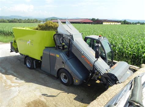 VERTICAL MIXING WAGON SELF PROPELLED SIDE DISCHARGE 2 AUGER