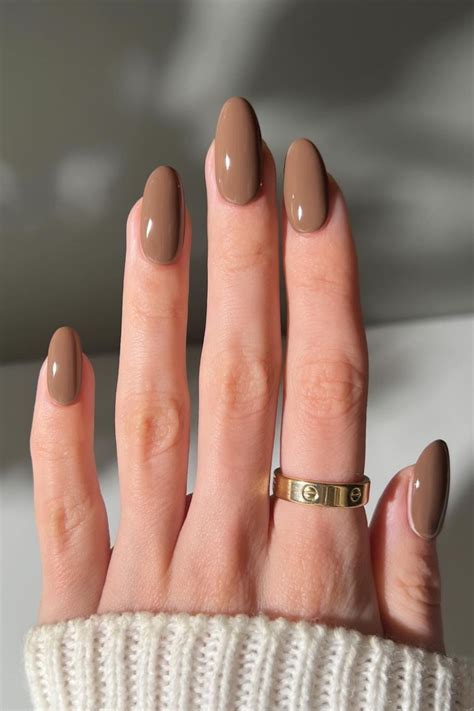 Uñas Mocha Mousse el color que dominará el 2025 con estilo y