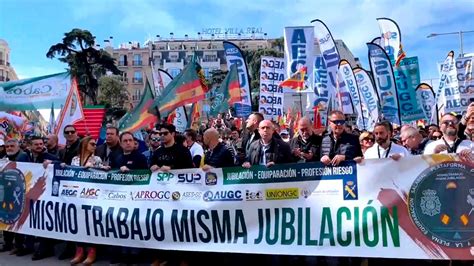 10 000 policías y guardias civiles piden que dimita Marlaska