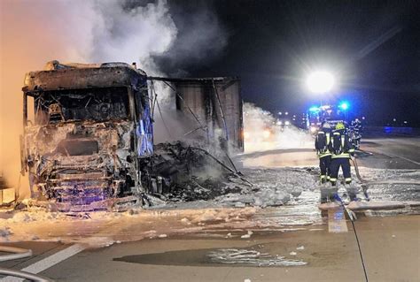 Lkw Geht In Flammen Auf A Zeitweise Voll Gesperrt