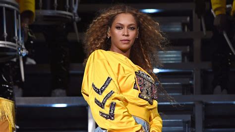 Beyoncé Stopped a Wardrobe Malfunction at Coachella Like a Pro | Allure