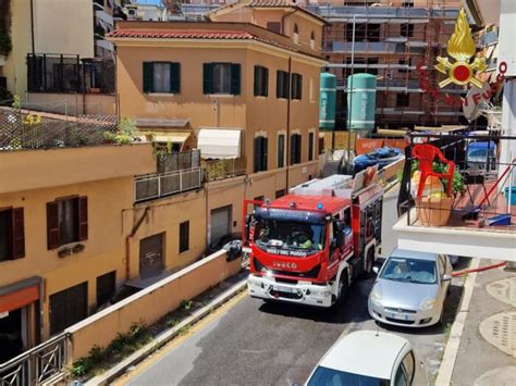 Roma Incendio In Una Palazzina Di Quattro Piani Zona Portuense