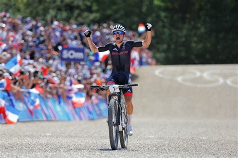 JO VTT Tom Pidcock Conserve Son Titre Devant Victor Koretzky Velo 101