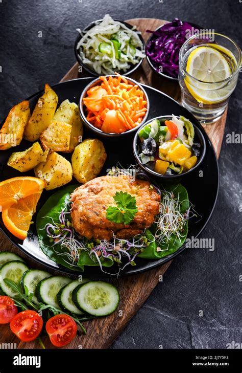 Côtelettes de poulet cuites enrobées de chapelure avec pommes de terre