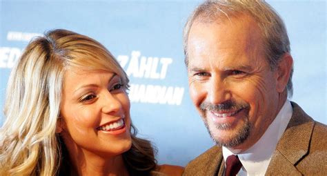 La Esposa De Kevin Costner No Quiere Salirse De La Casa Para Presionar