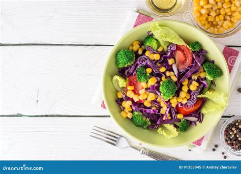 Salada Do Legume Fresco Na Tabela De Madeira Branca Imagem De Stock