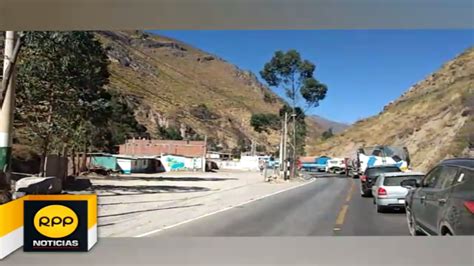 Vehículos avanzan lentamente por la carretera central causando