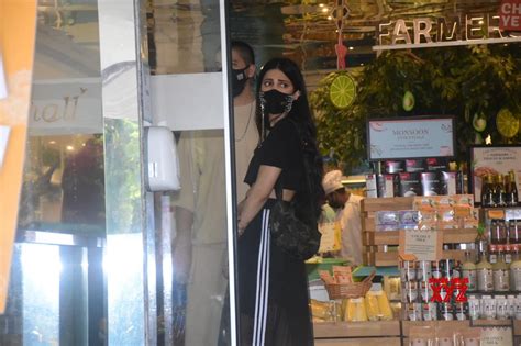 Shruti Hassan Spotted With Her Boyfriend In Bandra - Gallery - Social ...