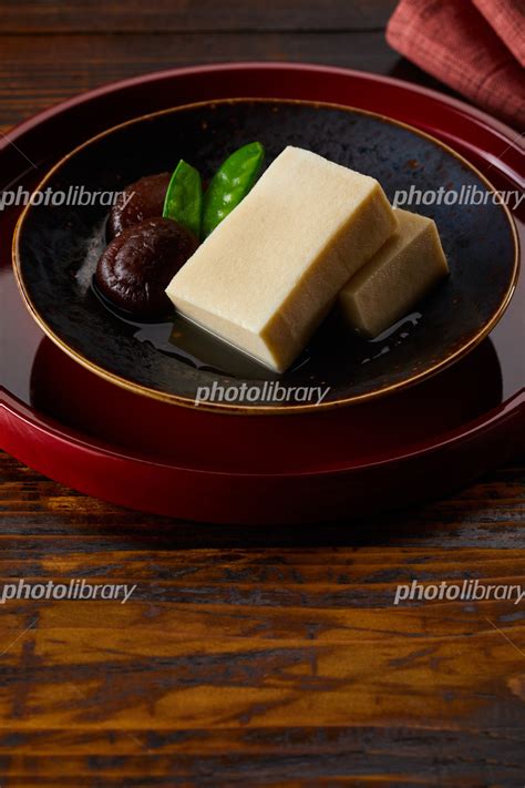 椎茸とさやいんげんが添えられた高野豆腐 写真素材 [ 7358831 ] フォトライブラリー Photolibrary