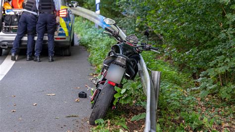 Schwerer Motorrad Unfall auf Bundesstraße im MK Bikerin 21 verliert