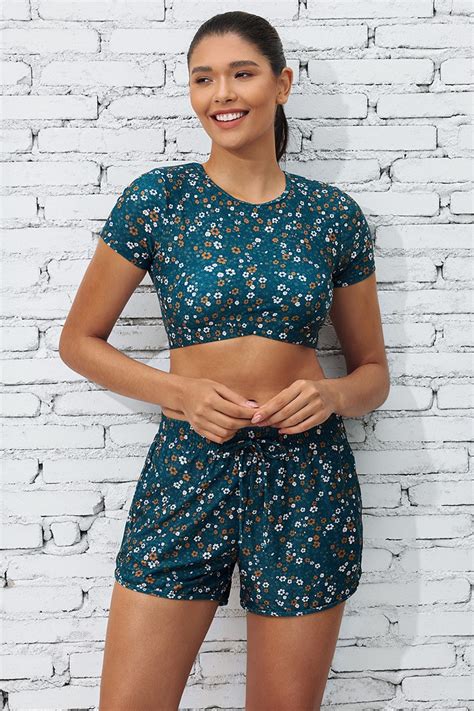 Ensemble haut de bikini à fleurs bleu avec manches et short taille