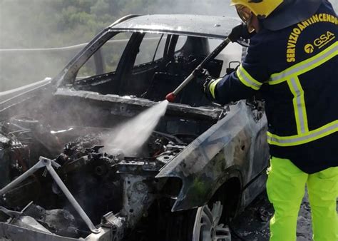 Cefal Auto Distrutta Dalle Fiamme In Autostrada Le Foto Del Disastro