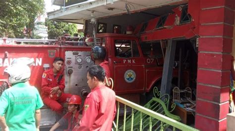 Ke Lokasi Kebakaran Mobil Relawan Pemadam Kecelakaan Tabrak Rumah Warga