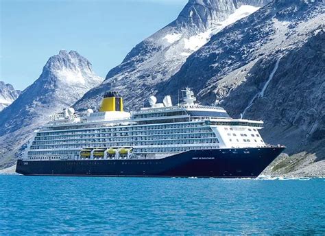 Nave da crociera travolta da una tempesta: numerosi i feriti - Lettera43