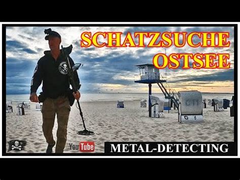 Sondeln Am Strand Der Ostsee Mit Dem Metalldetektor Nach Schmuck Und