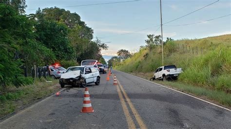 Bebê de 40 dias é arremessada para fora de carro em batida na MG 353