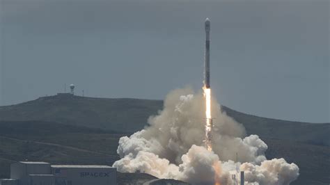 SpaceX gets federal approval to launch 7,000 satellites into orbit