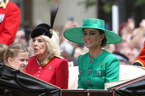 Kate Middleton Y Camila Deslumbrantes Con Sus Looks Verde Y Rojo En