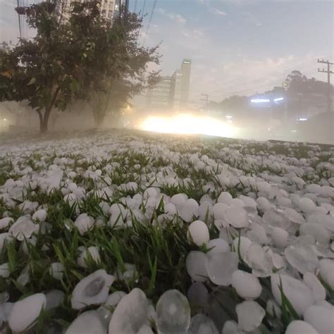 VÍDEO Chuva de granizo deixa paisagem branca em Balneário Camboriú